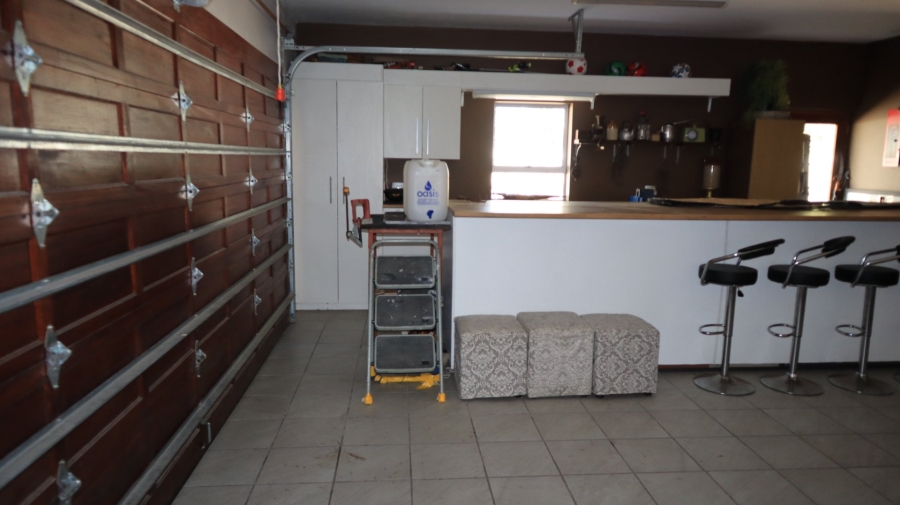 4 Bedroom Property for Sale in Kraaibosch Manor Western Cape
